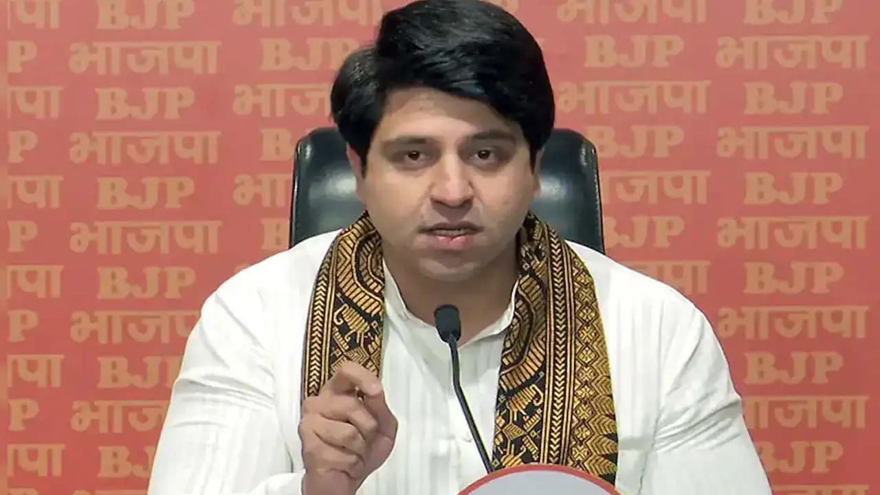 সূর্যের বায়ুমণ্ডলে প্রজাপতির ছায়া! পৃথিবীর দিকে ছুট