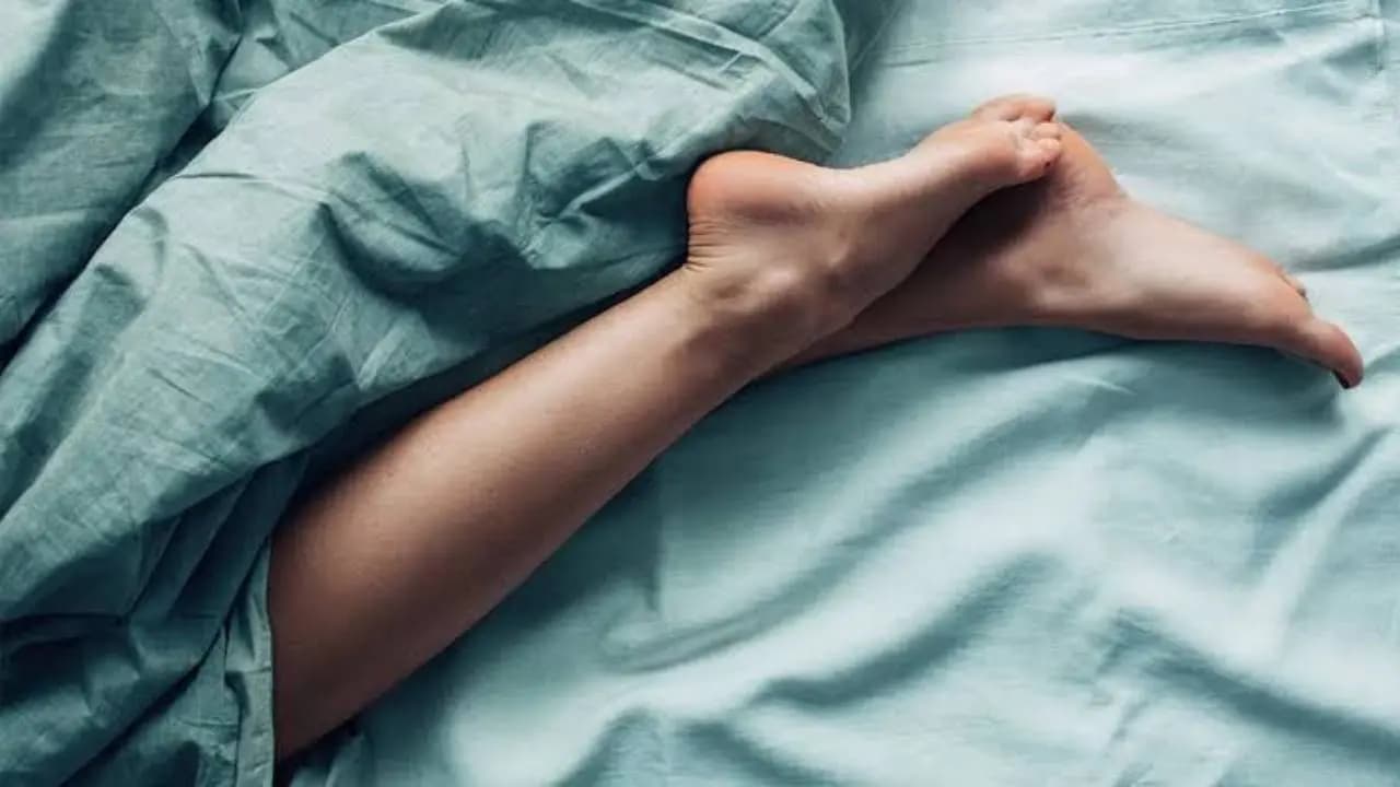 Cold Feet Symptoms in Summer: Health Conditions That Cause Numbness and Tingly Feet