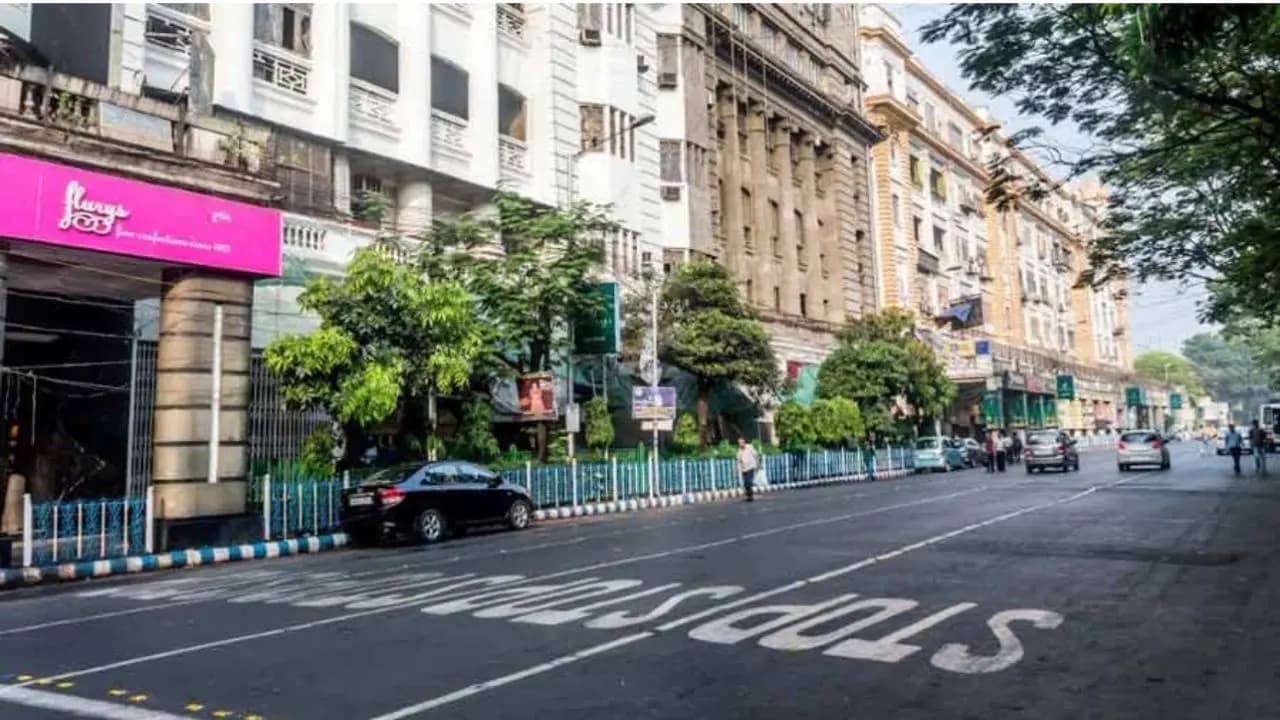 Kolkata Road accident: Accident on Park Street at the start of the week three injured