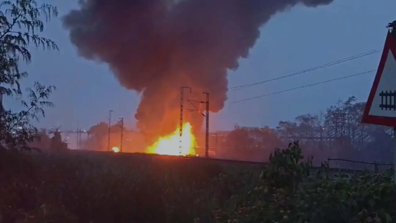 Massive fire at Haldia Petrochemicals following naphtha pipeline rupture 
