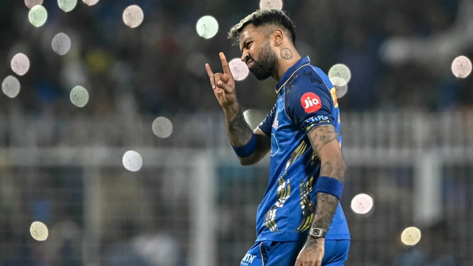 Mumbai Indians Captain Hardik Pandya is targetted by 7 franchises, who is the front runner? 