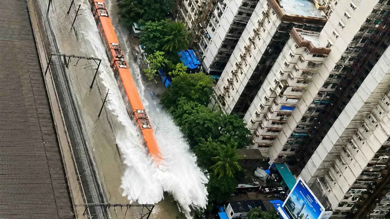 Mumbai Rains: Vande Bharat Express Seen Running on Waterlogged Tracks in Viral Video