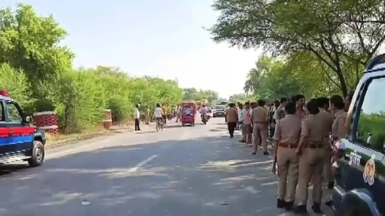 Teacher Kills Girlfriend In Sleep, Chops Up Her Body After Fight Over Her Mobile Chats in Uttar Pradesh