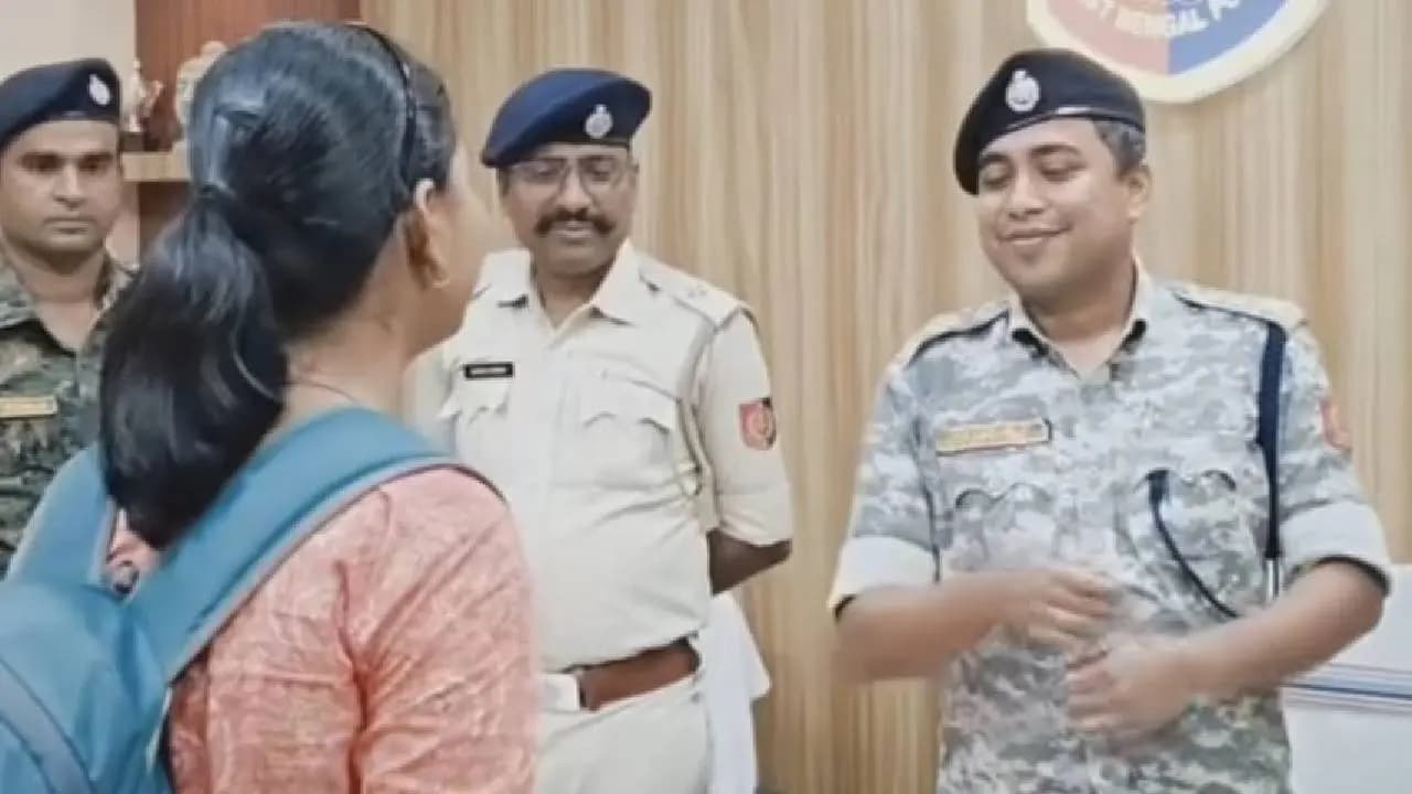 Police Found 21 Lost Mobile Phones, Distributed To Consumers At Jhalda Police Station 