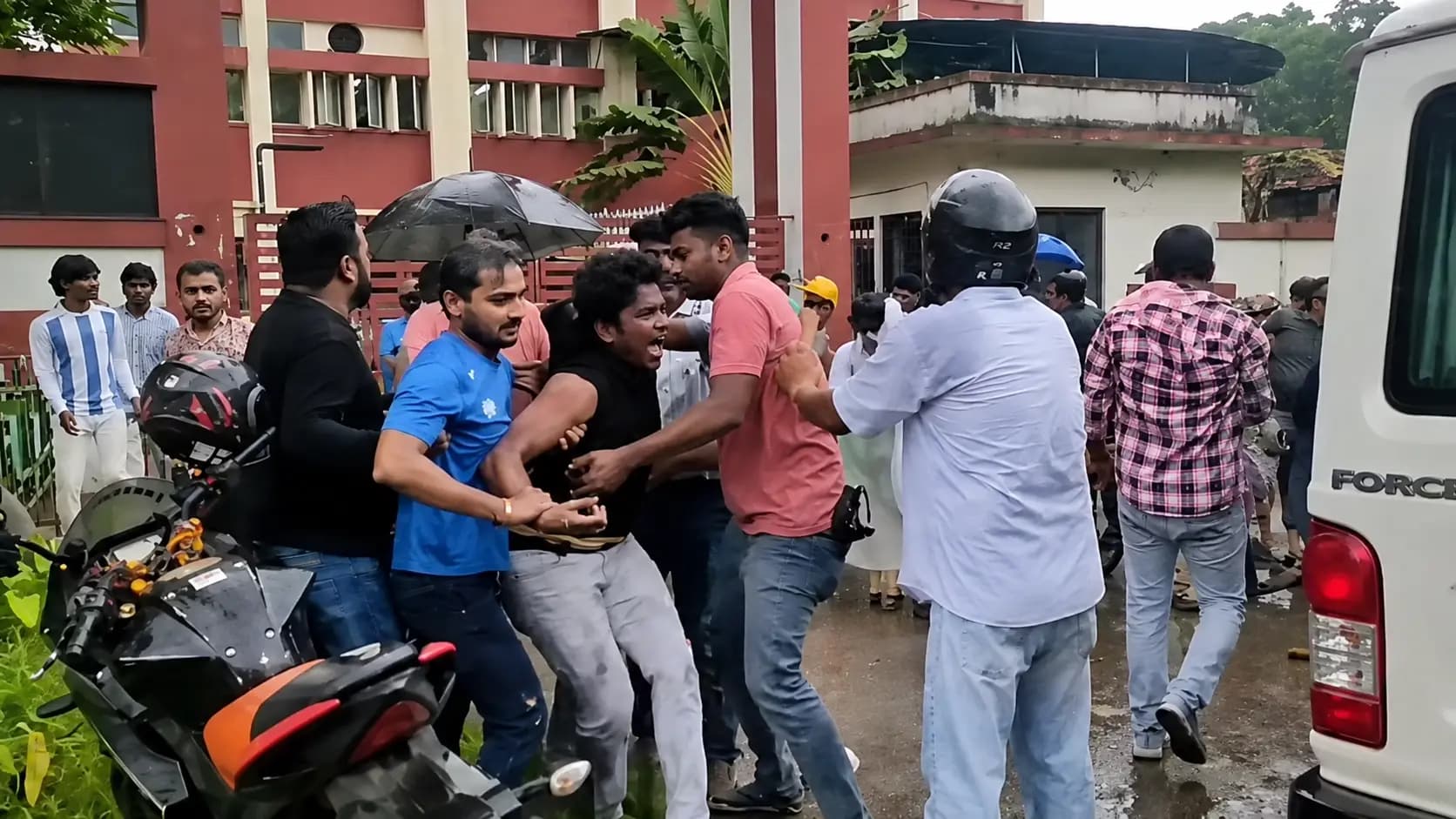 Taratala Incident: What happened at the management college in Taratala? Police rushed to the scene, followed by a lathi-charge, tensions are running high