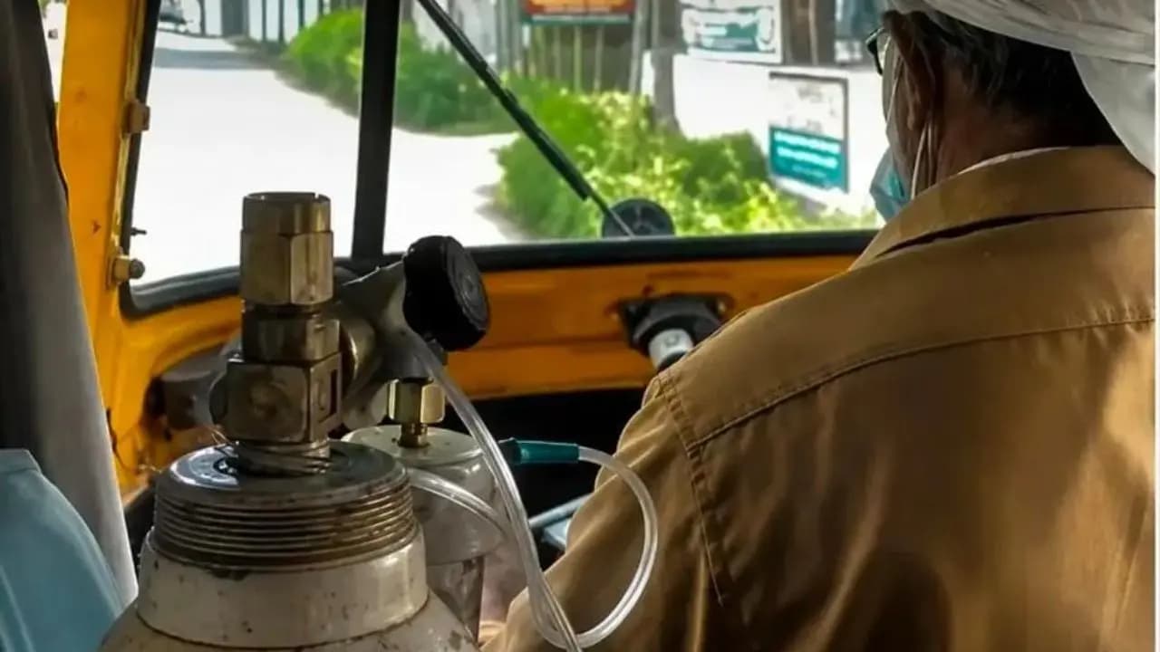Viral: Mumbai autorickshaw driver continue this work with a portable oxygen cylinder 