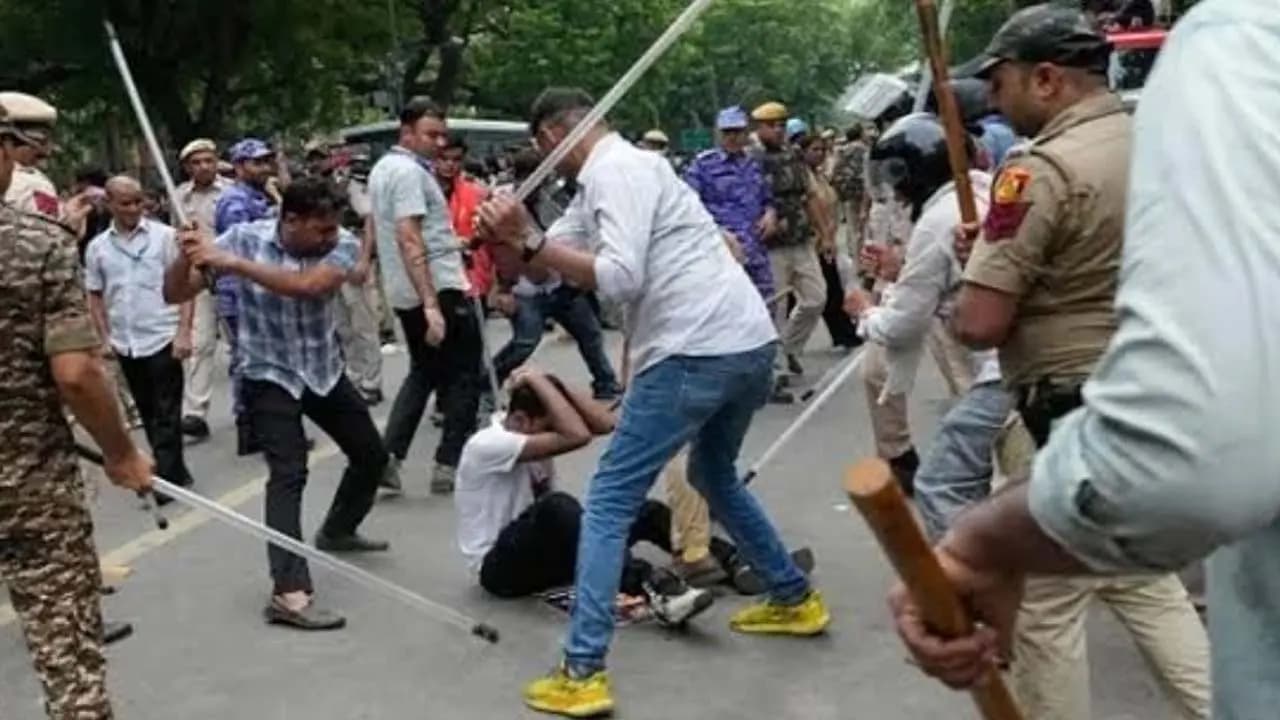 Police: Can plainclothes police stop search or arrest anyone during a protest What do Indian laws say about this