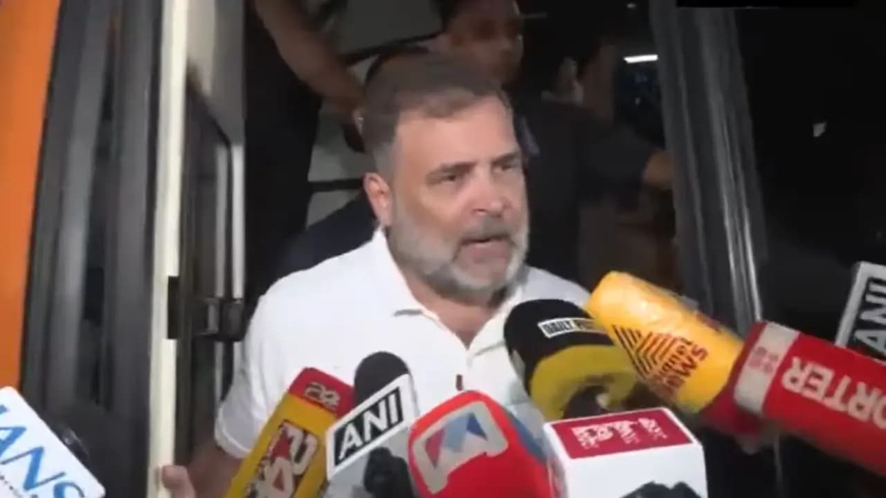 INDIA BLOC March: INDIA bloc MPs including Rahul and Priyankahead to Gandhi Smriti at Tees January Marg