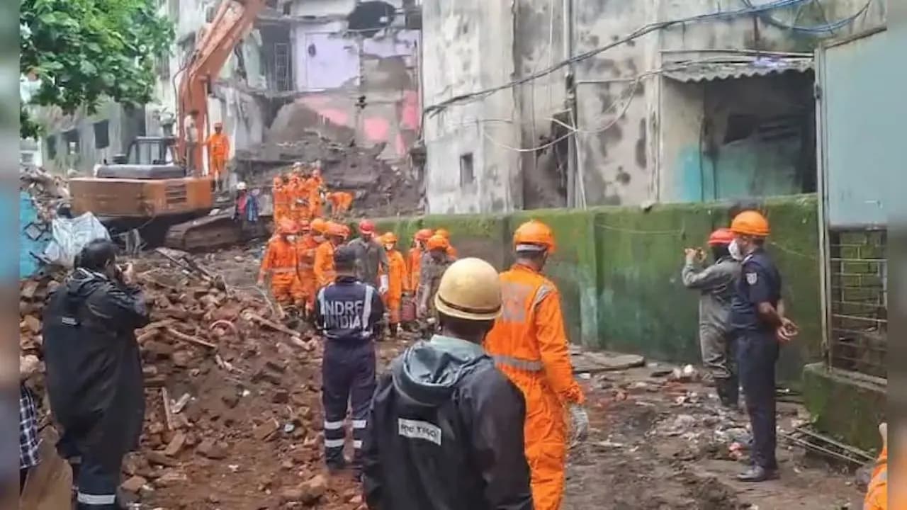 Mumbai Building Collapse: Four storied Building Collapses During Repair work Near Mumbai  7 Killed still  Many Trapped rescue operation is on 