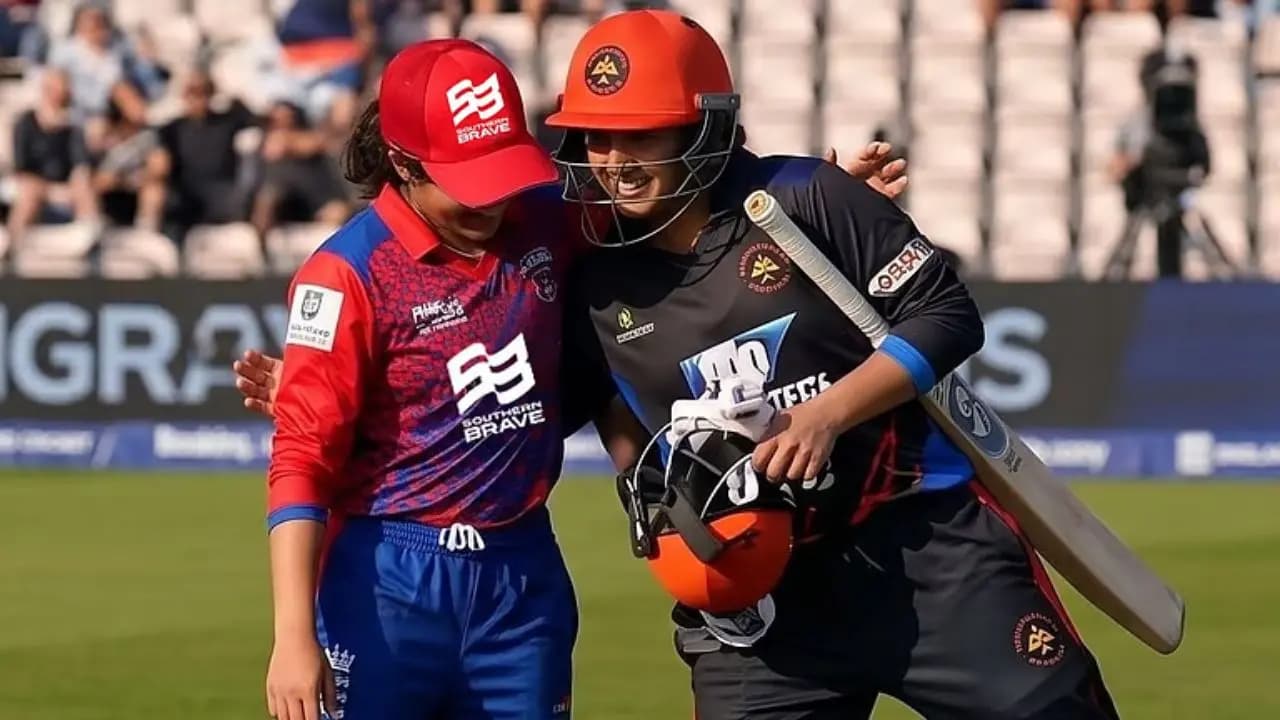 Jemimah Rodrigues shares a hug with Pakistan Cricketer in The Hundred