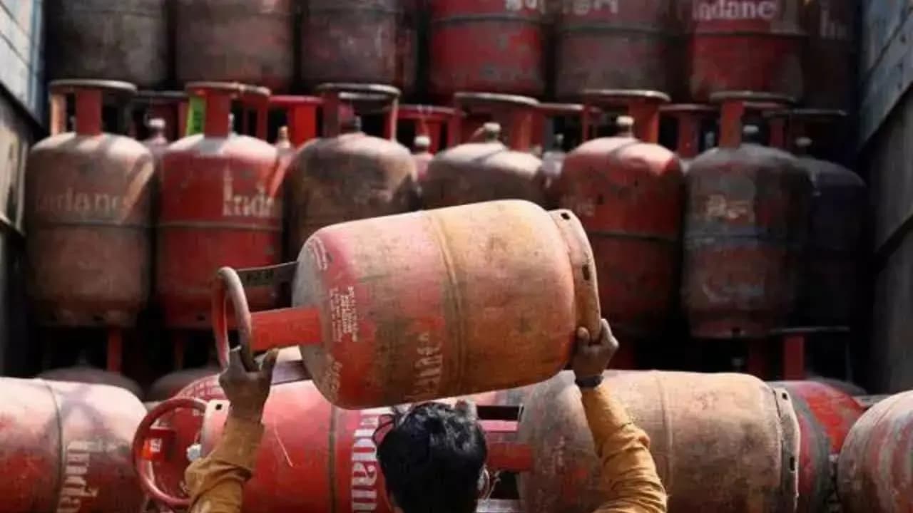 LPG Price Today: Commercial LPG Price dropped over 200 rupees in Delhi and Kolkata