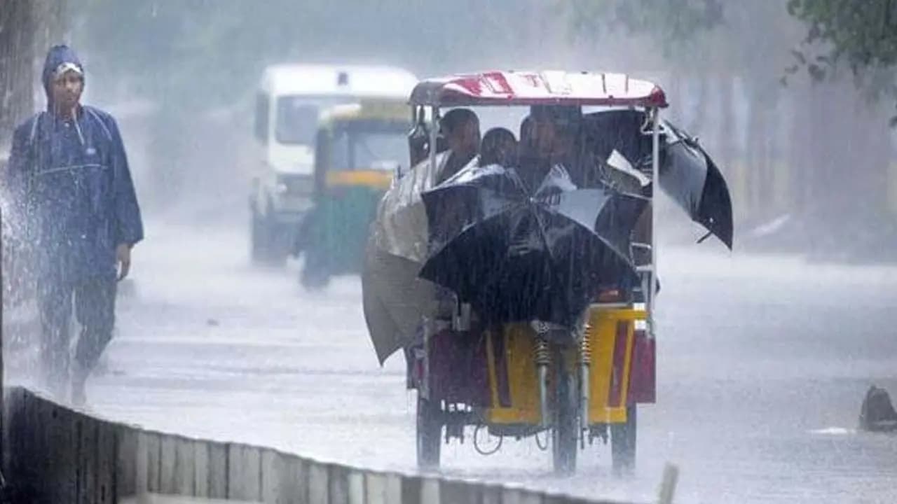 Kolkata Weather: IMD Forecast Heavy Rainfall Warning in Six Districts, Thunderstorms Warning in Nine Districts in West Bengal on August 3