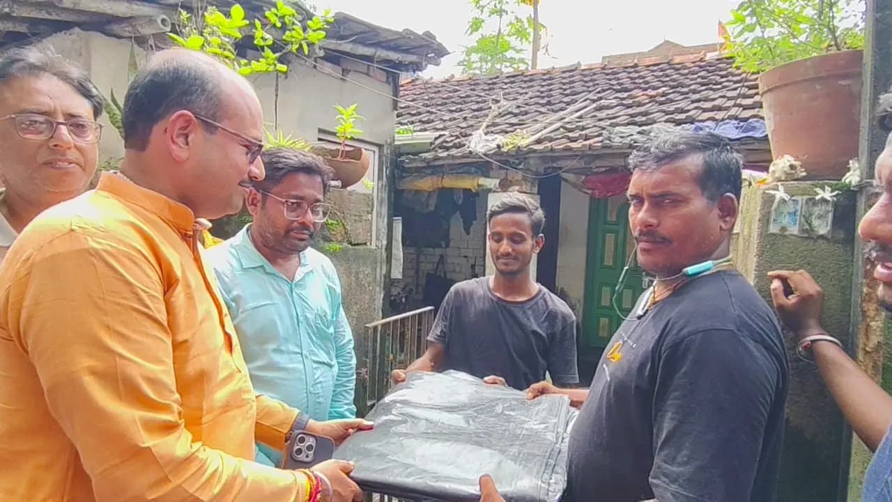 Chandannagar: Chandannagar MLA Dipanjan Guha is distributing various items including tripals, certificates and other things for the convenience of the locals during the monsoon season.