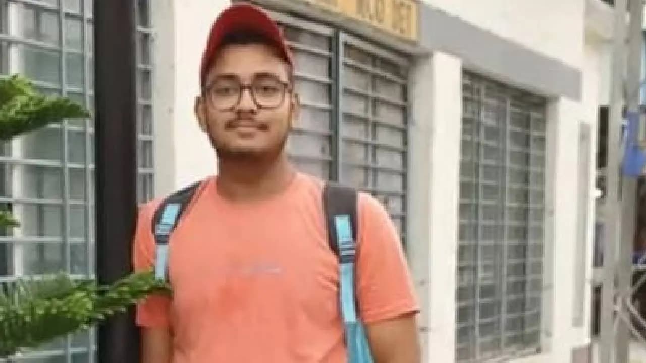 Class 12 student dies after falling from a moving train, Tragic end to a visit to Belur Math with private tutor 