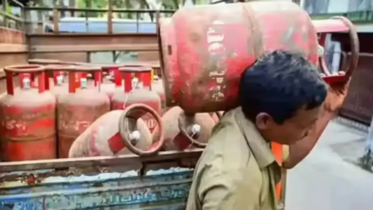 LPG Price Big Cut In August 07: Domestic and Commercial Cylinder Rates in Kolkata, Delhi, Mumbai, Chennai  