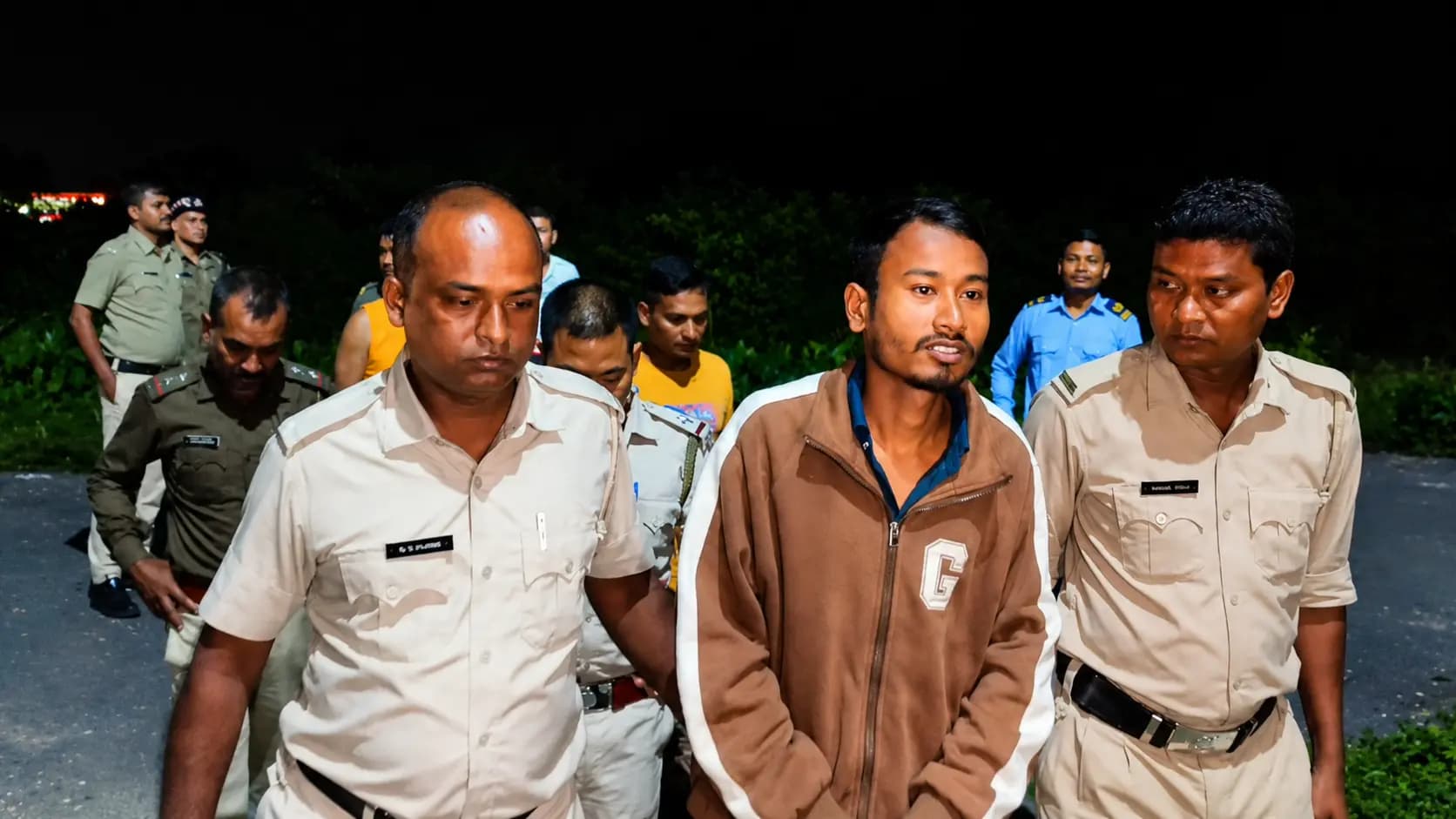 Illegal Bangladeshi in Darjeeling: Darjeeling Ilegal Bangladeshi youth caught by police after traveling to Darjeeling across barbed wire