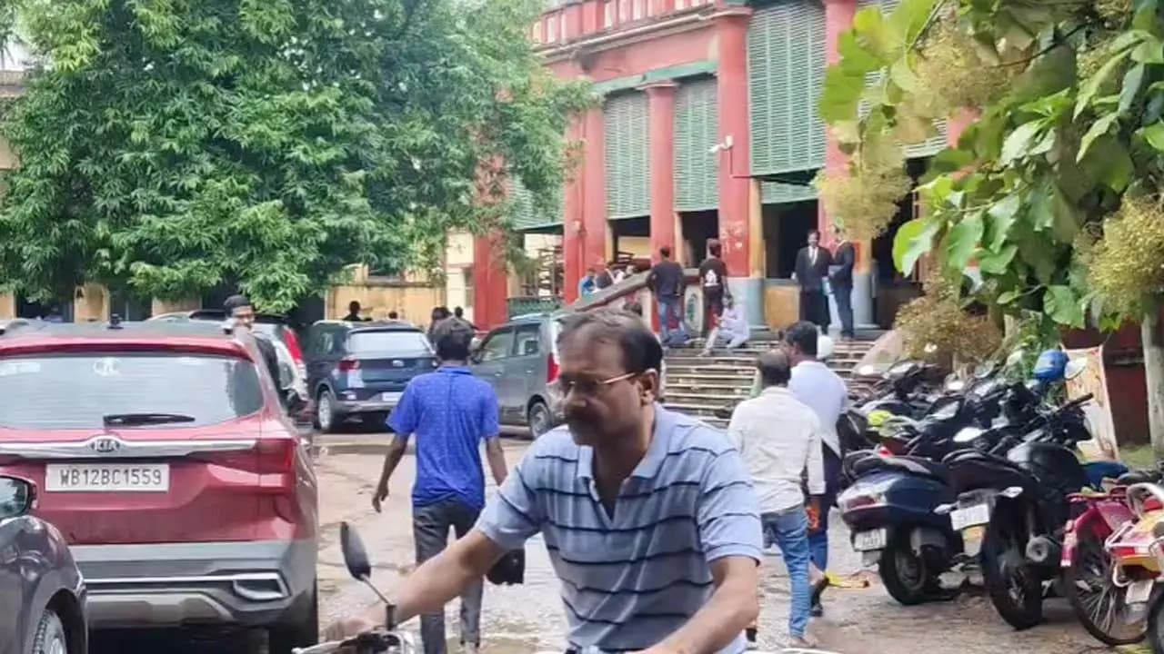 Chandannagar Court: Sandalwood tree collapses at Chandannagar Court stamp shop owner narrowly escapes 