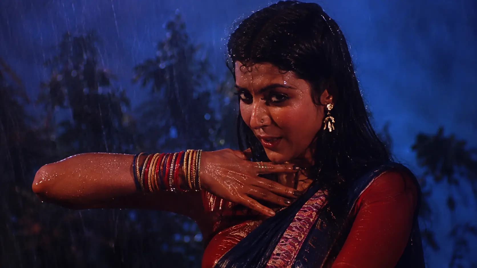 Why Debashree Roy iconic song Aar Koto Raat Eka Thakbo still plays in Puja pandals, What magic makes song timeless 