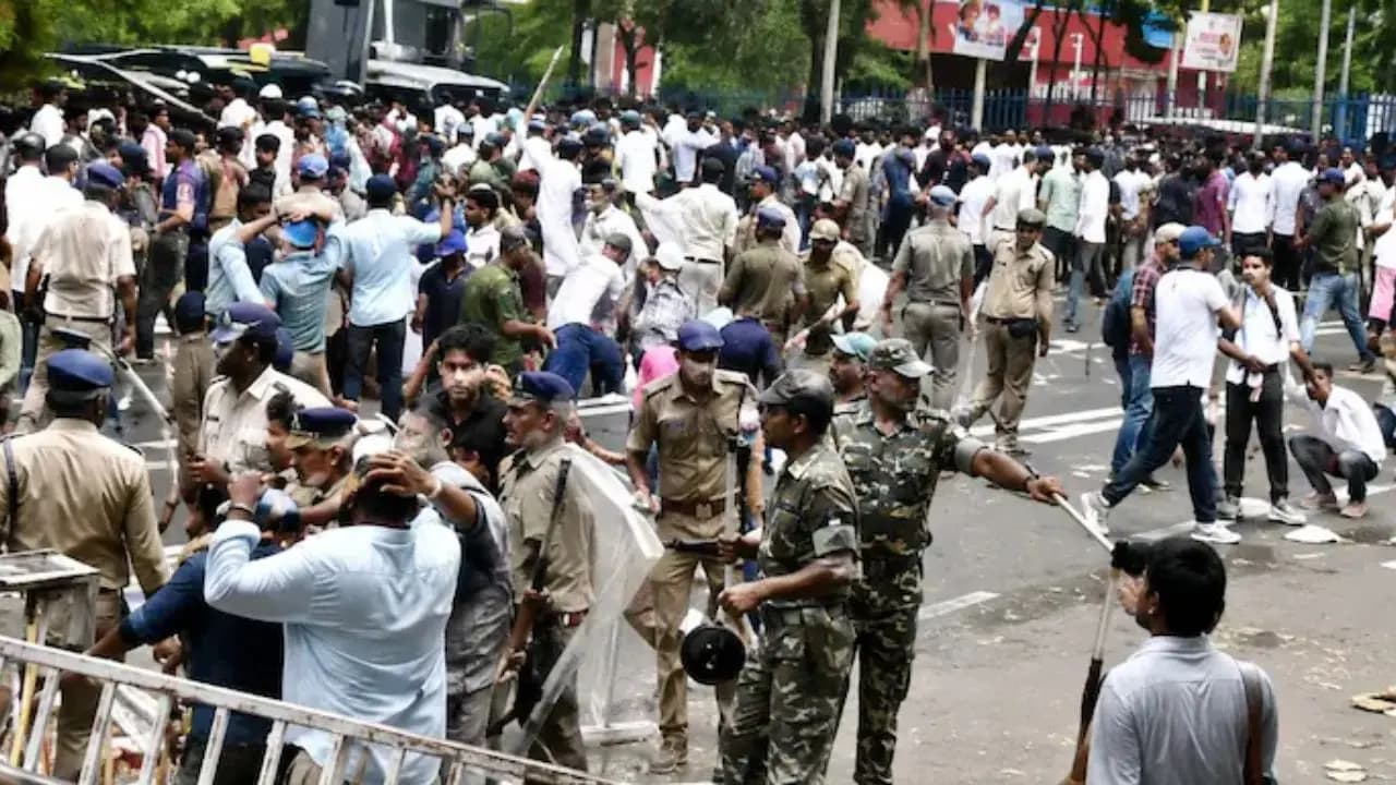 Jharkhand Protest: Police lathicharge use water cannons on  Jharkhand Student Protesters march to Vidhan Sabha