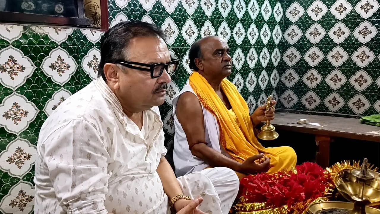 Madan Mitra offers prayers at Kalyaneshwari for Suvendu's government