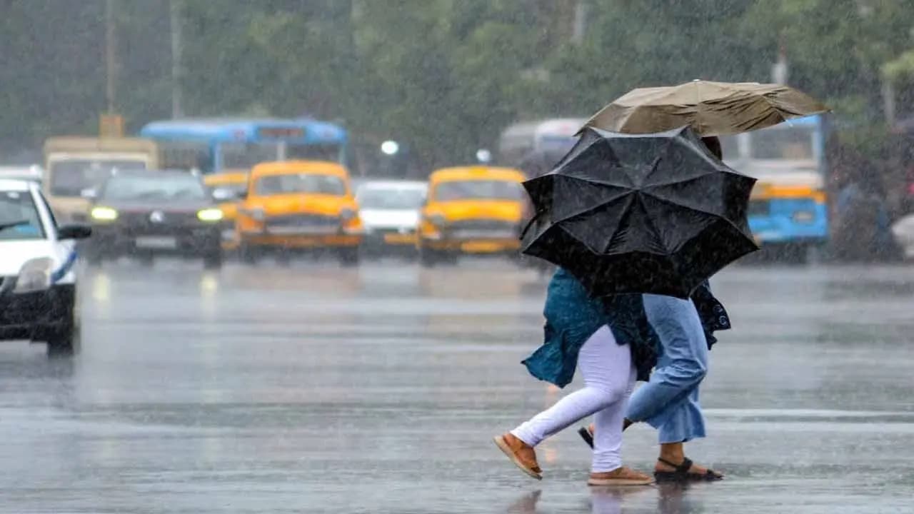 Kolkata Weather: Heavy Rain Batter Kolkata, More Rainfall Forecast in 10 Districts in West Bengal During Next Few Hours 