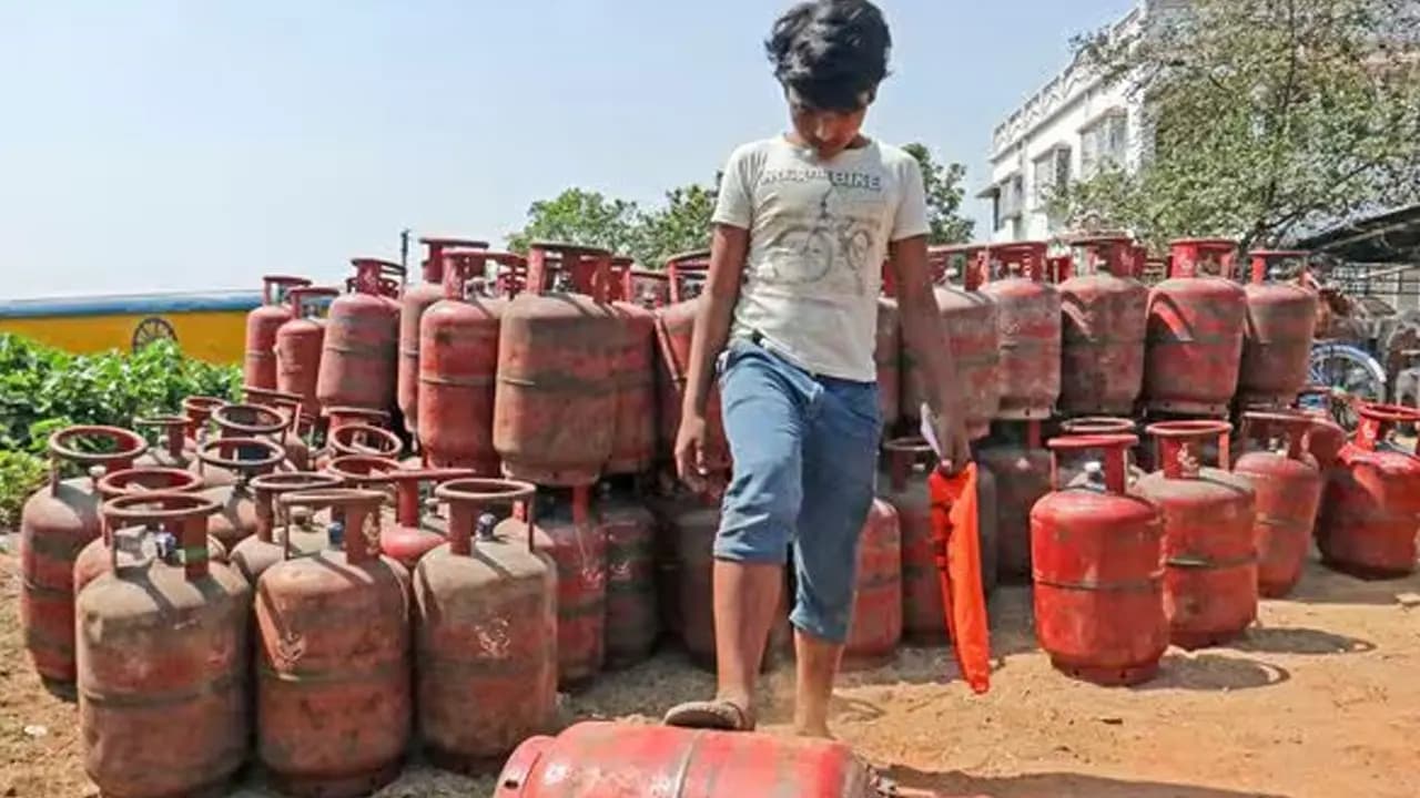 LPG Cylinder Gets Cheaper: Domestic and Commercial Cylinder Rates in Kolkata, Delhi, Mumbai, Chennai On August 12 