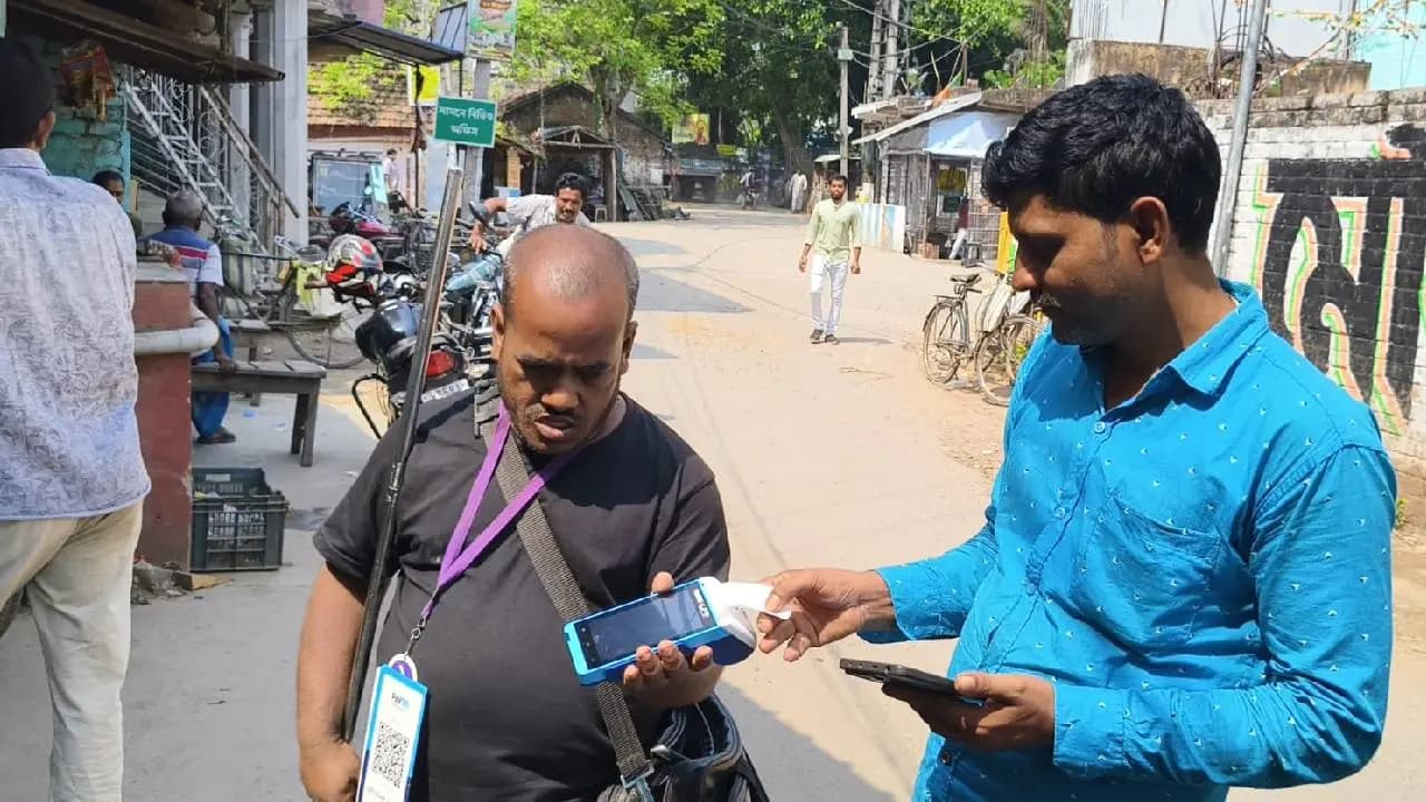 Digital India Reaches Beggary: Visually Impaired Man Uses UPI Scanner in Murshidabad