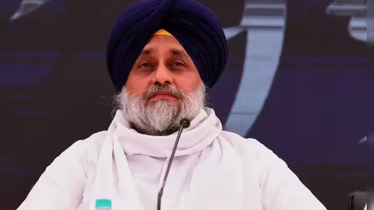 Sukhbir Badal Attacked With Kirpan By Nihang Sikh At Gurudwara In Maharashtra
