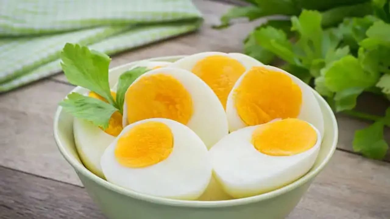 Eggs increase cholesterol know real fact and who should avoid it