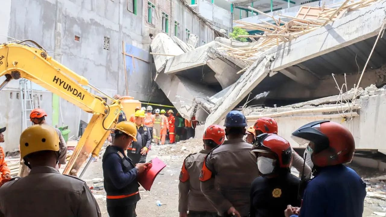 Earthquake in Indonesia: Earthquake Strikes Indonesia Several Buildings Collapses Killing atleast 20 people
