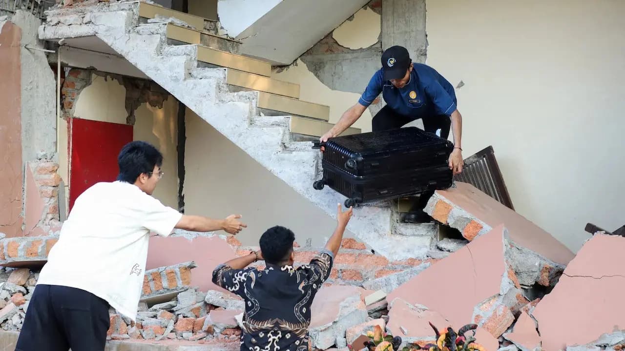 Earthquake in Indonesia: 7.7 earthquake hits Flores island several building were damaged
