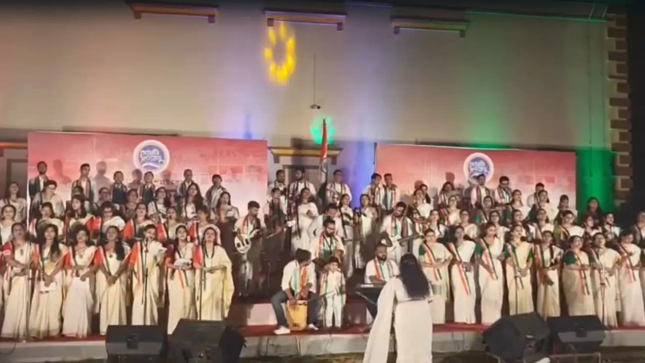 Hundreds of voices sang Vande Mataram together in Bardhaman