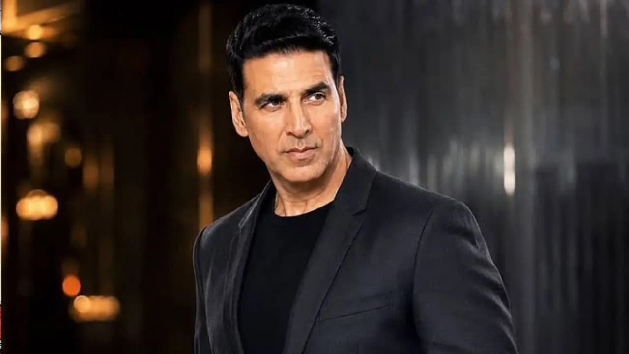 Viral Akshay Kumar was playing cricket when the national flag appeared; his reaction left netizens amazed