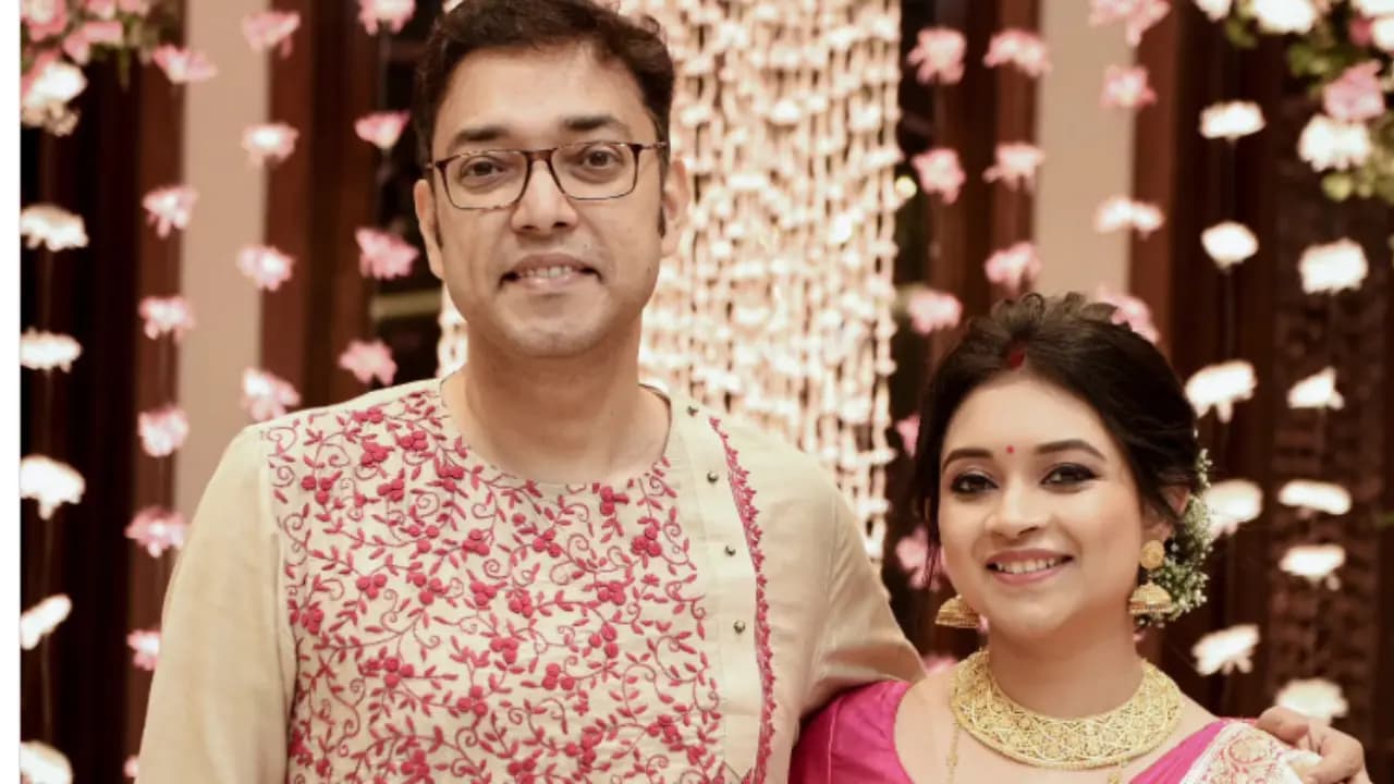 অনুপম-প্রস্মিতার ঘরে এল নতুন অতিথি, ছেলে হল না মেয়ে?
