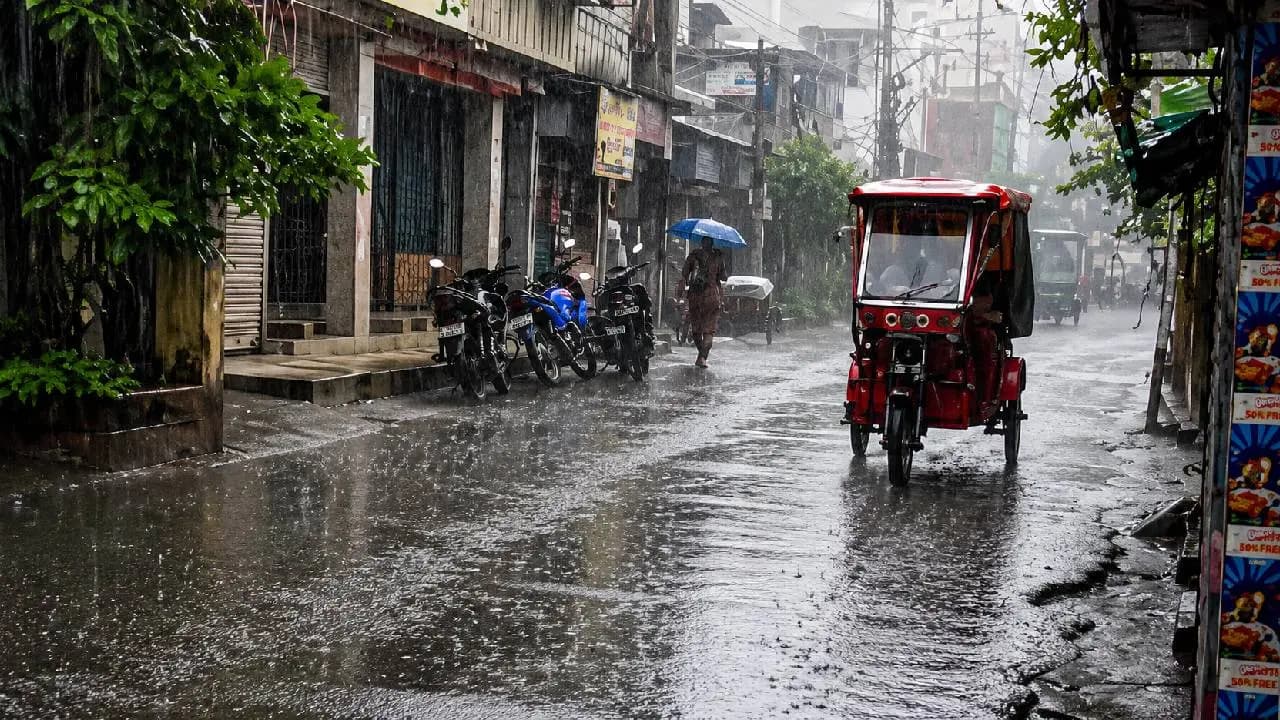 Kolkata Weather: Heavy Rain Alert More Downpour Ahead as City Battles Waterlogging Traffic Disruptions
