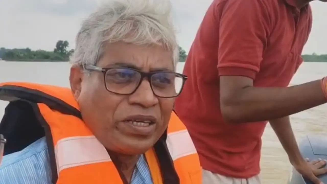 Purba Medinipur: WB Irrigation Minister Arup Kumar Das used a boat to inspect the flood situation in the waterlogged areas of Patashpur