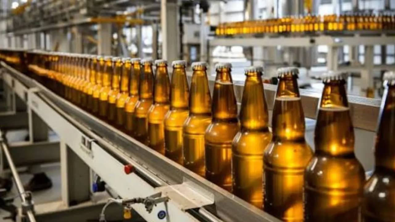 Why are beer bottles brown or green: Learn the science behind it before taking a sip
