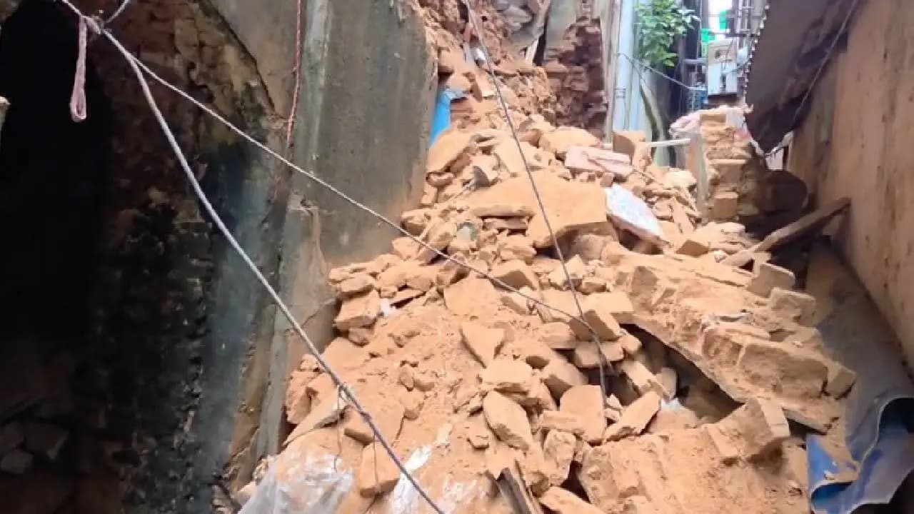 Entire House Collapses in Kolkata: Building Comes Crashing Down in the Heart of the City