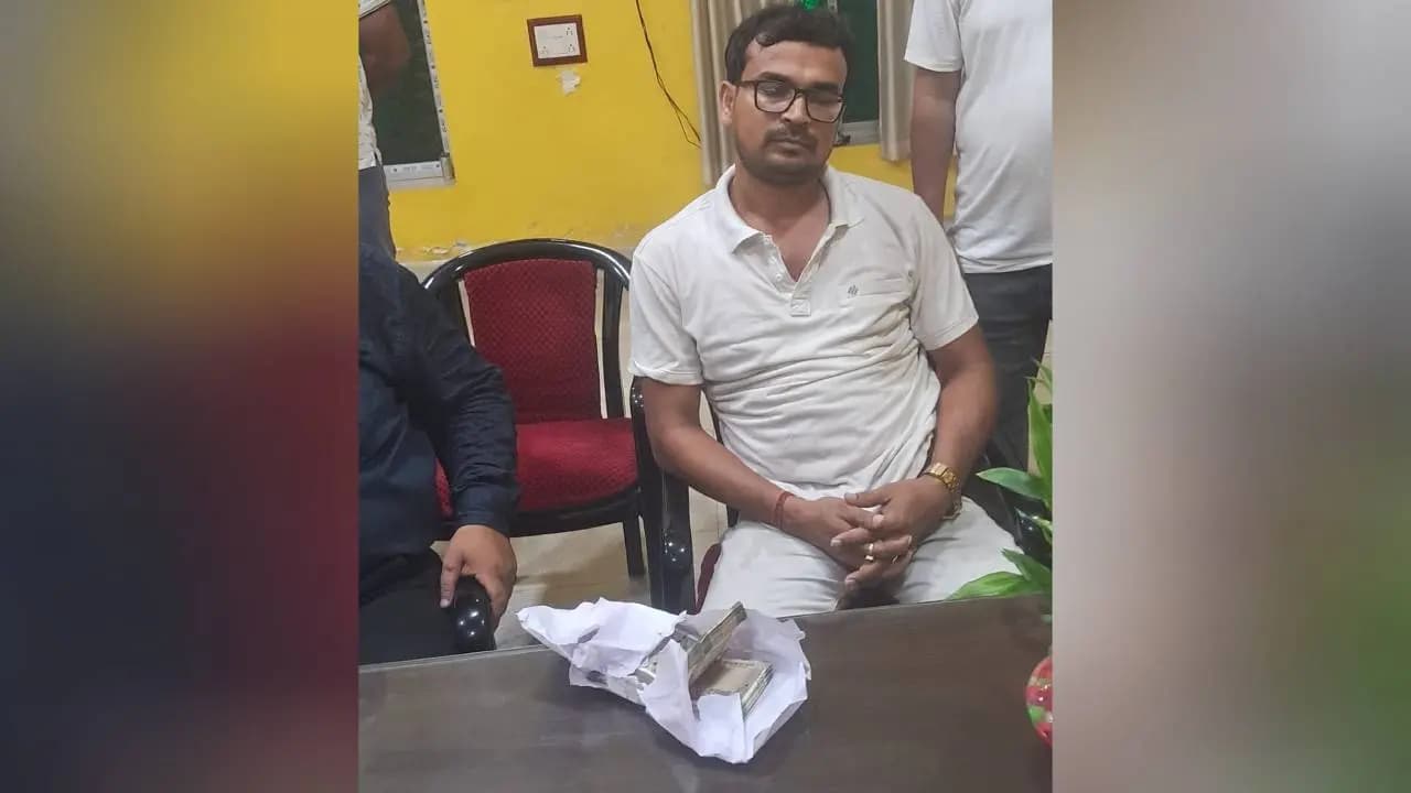 Howrah Police Constable Caught Red-Handed by ACB Accepting one Lakh Bribe
