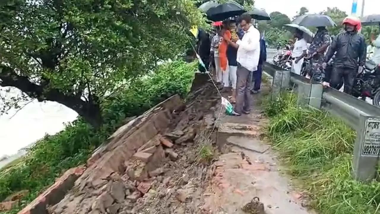Diamond Harbour: Massive collapse of the Hooghly River embankment at Diamond Harbour