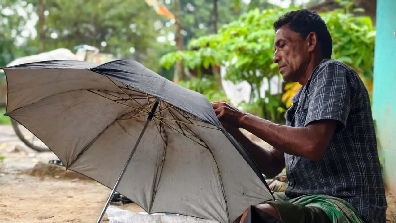 Umbrella Repairing profession Verge Of Extinction: Bengals umbrella repairers face an existential crisis amidst changing times