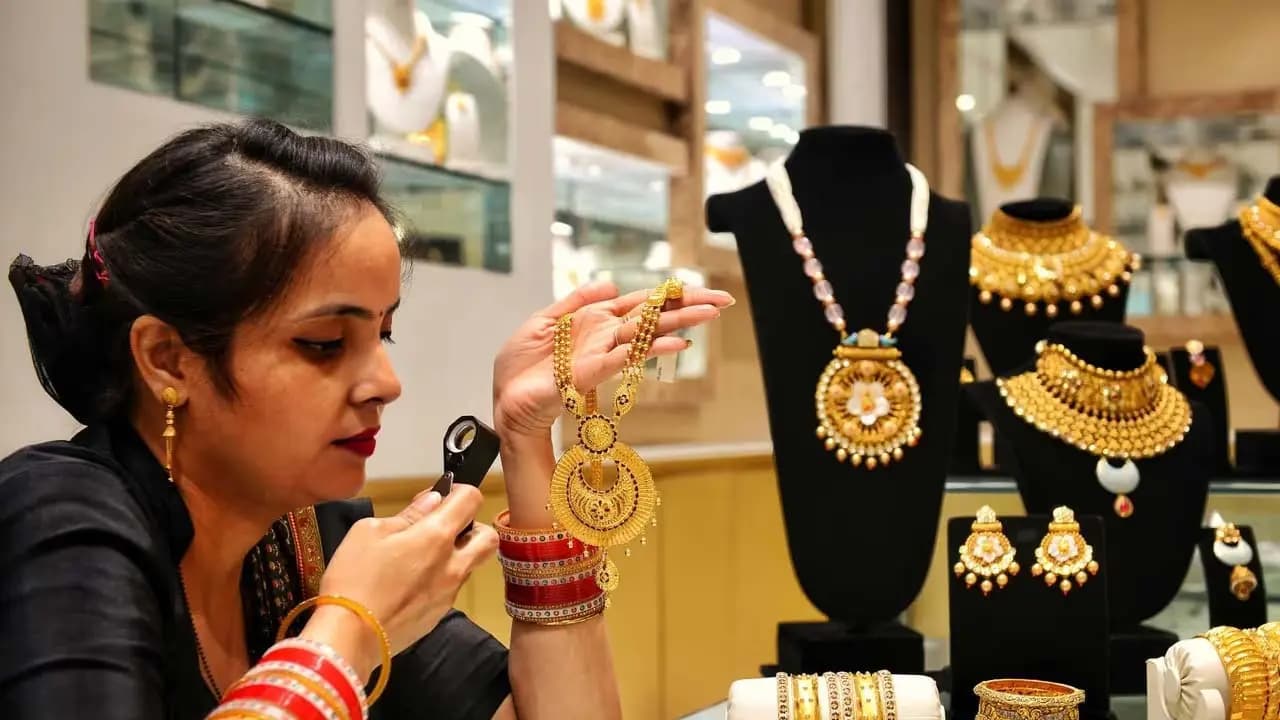 Gold Price Big Fall Today: Check 22 and 24 Carat Gold Price Across India On August 19