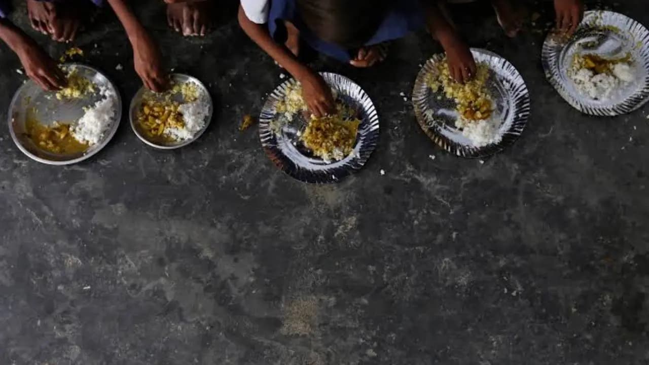 Detergent powder instead of salt in Bihar school mid-day meal around 40 students fall ill