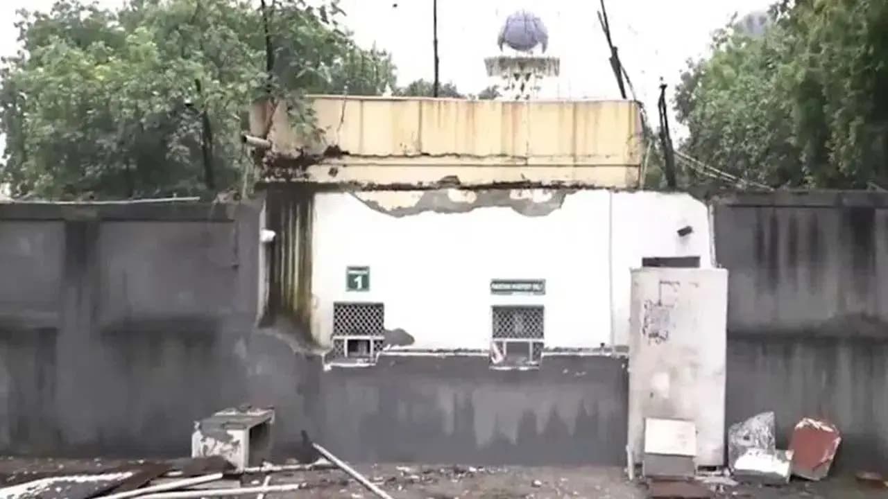 Pak High Commission in New Delhi: Illegal structures outside the Pakistan High Commission in New Delhi have been removed 
