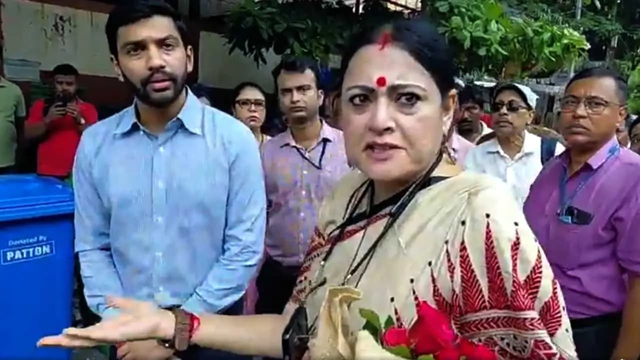 Agnimitra Pal Distributes Dustbins at Park Circus, Calls for a Clean and Traffic-Free City