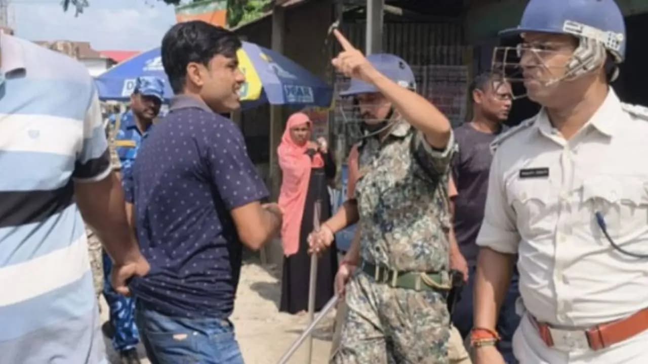 Suspected Smuggler Detained in Dinhata: Mob Attacks Police Outpost Demanding Release