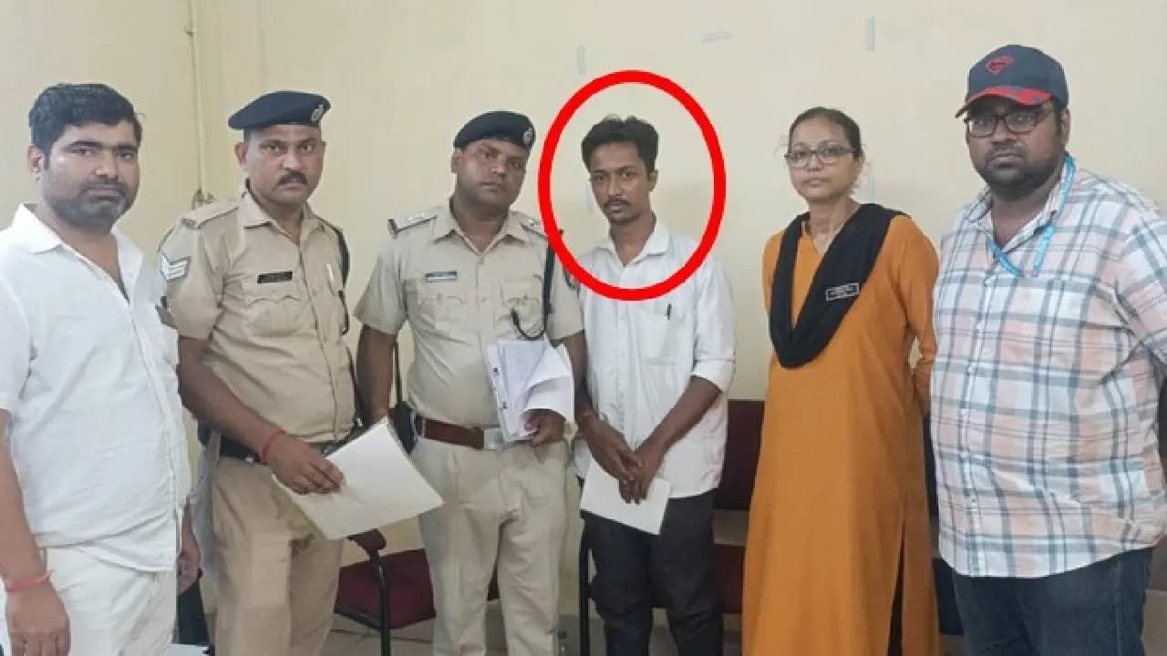 Vigilant Passenger and active Railway Employee Apprehend Unauthorized Ticket Examiner at Majherhat 