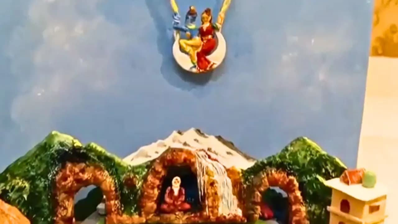 Smallest Jhulan: Worlds smallest Jhulan has been created in Berhampore by artist Somnath Chattopadhyay 
