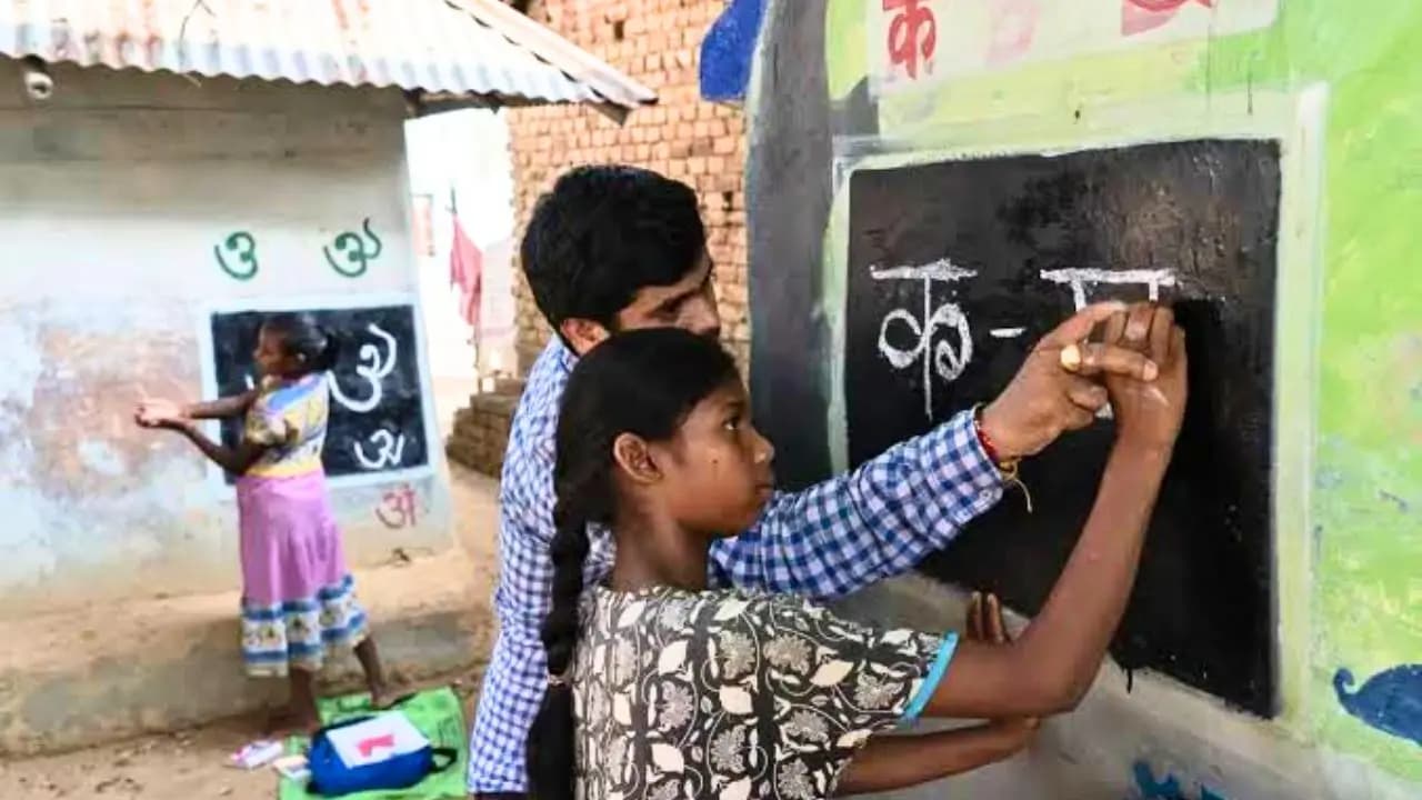Inspiring Story: School building in Samsersganj closed due to Ganga erosion a teacher is now teaching the young children at her own home