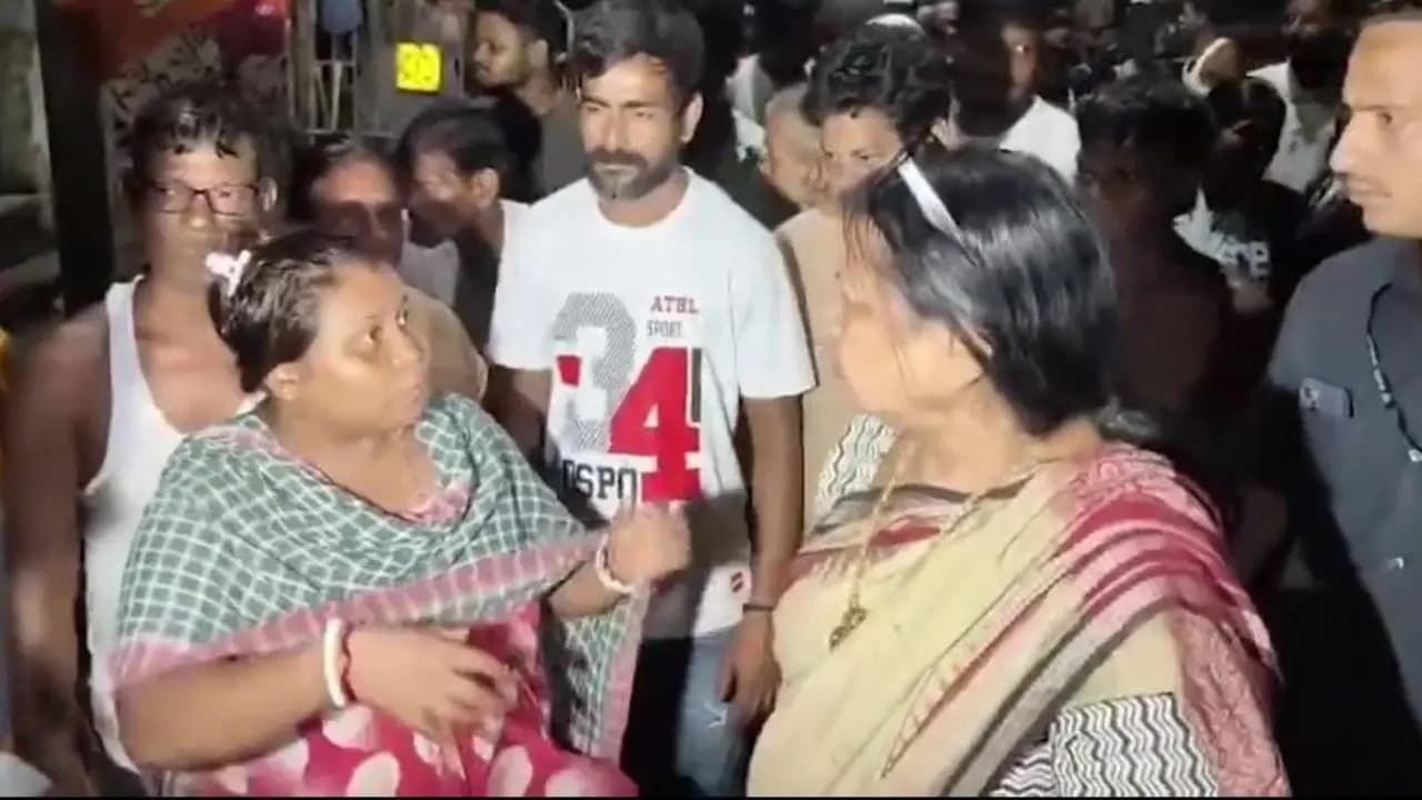 Maniktala Accident: Some parts of Two storied building crashed at Maniktala on Tuesday night two families got saved at the last moment